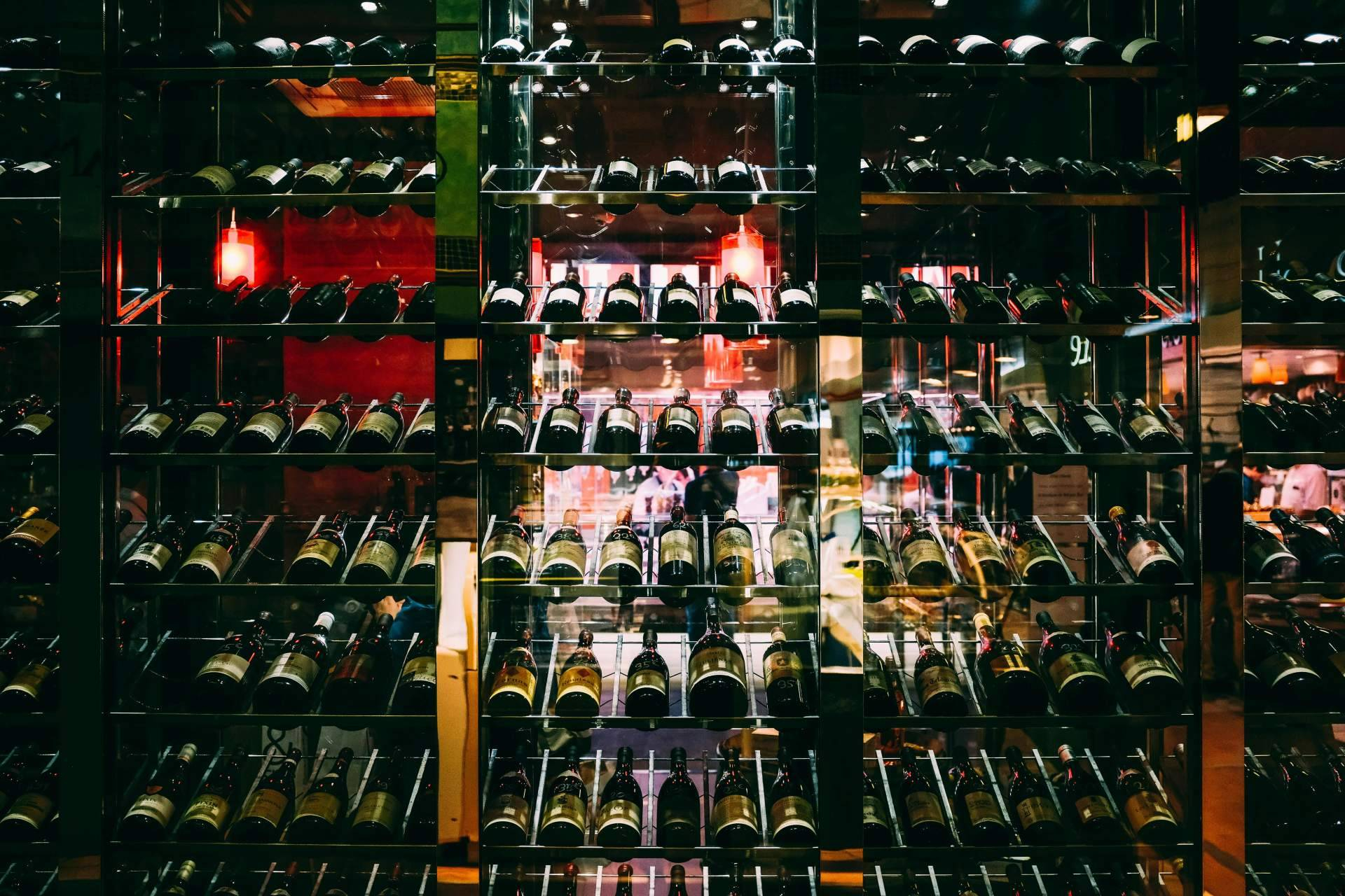 La tienda online de Vinos Barona en Cáceres ofrece experiencia local y una cuidada elección por denominación de origen