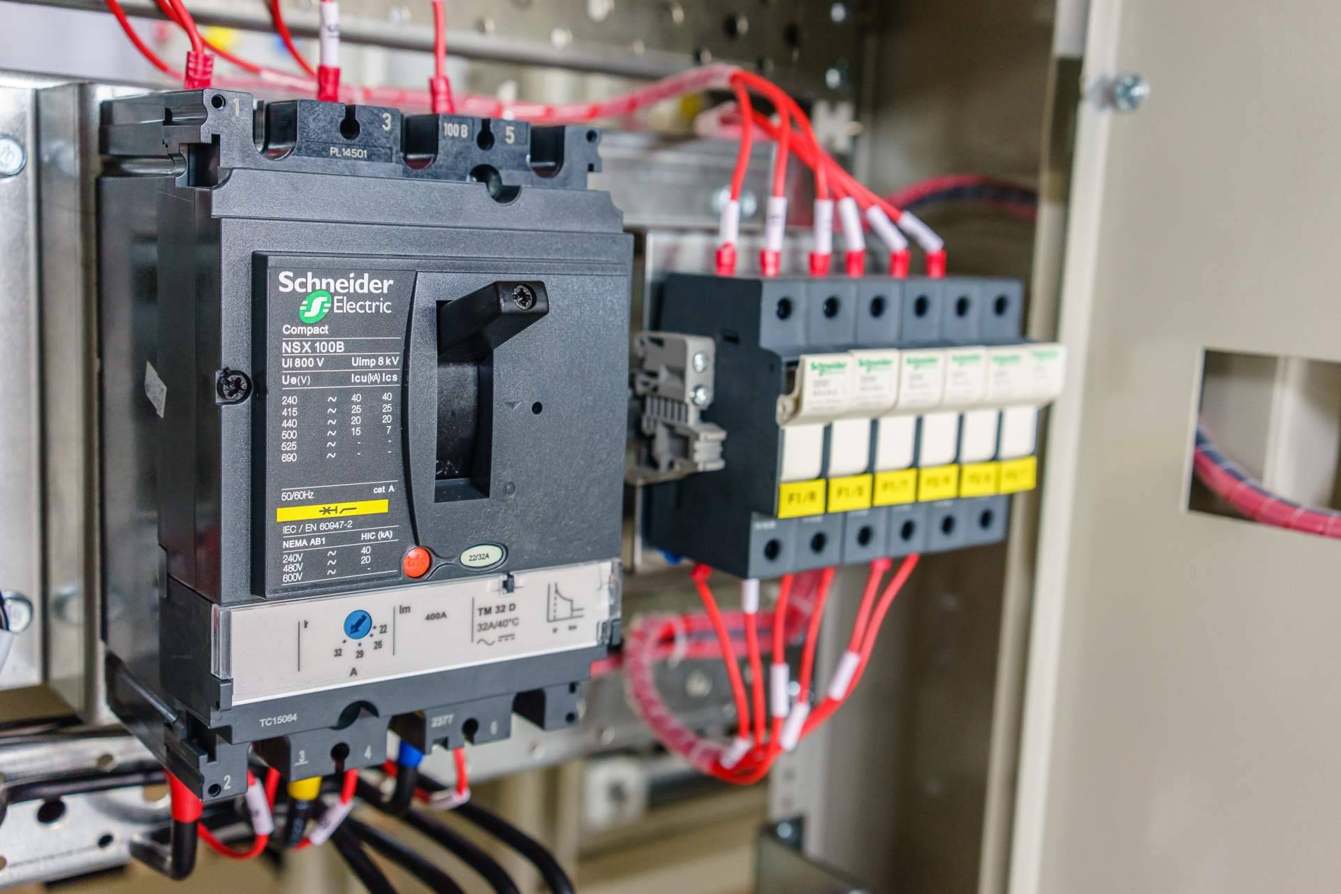Amplio stock material eléctrico Schneider disponible en Cadenza Electric para empresas de todos los sectores