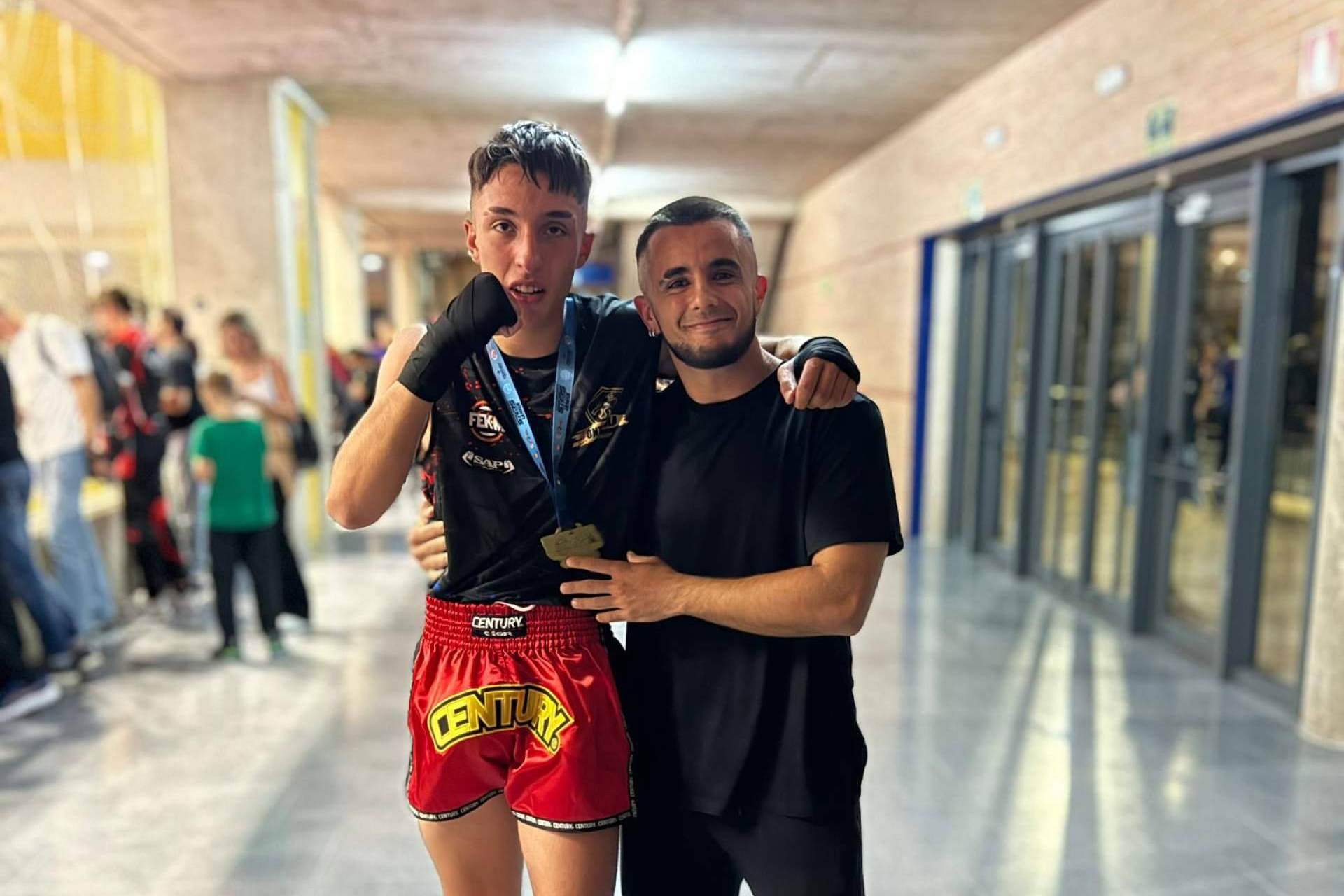 Golpe de autoridad en kickboxing; Mikel Castro, campeón, y Alejandro Vizcaíno logra una épica plata en la Stars League