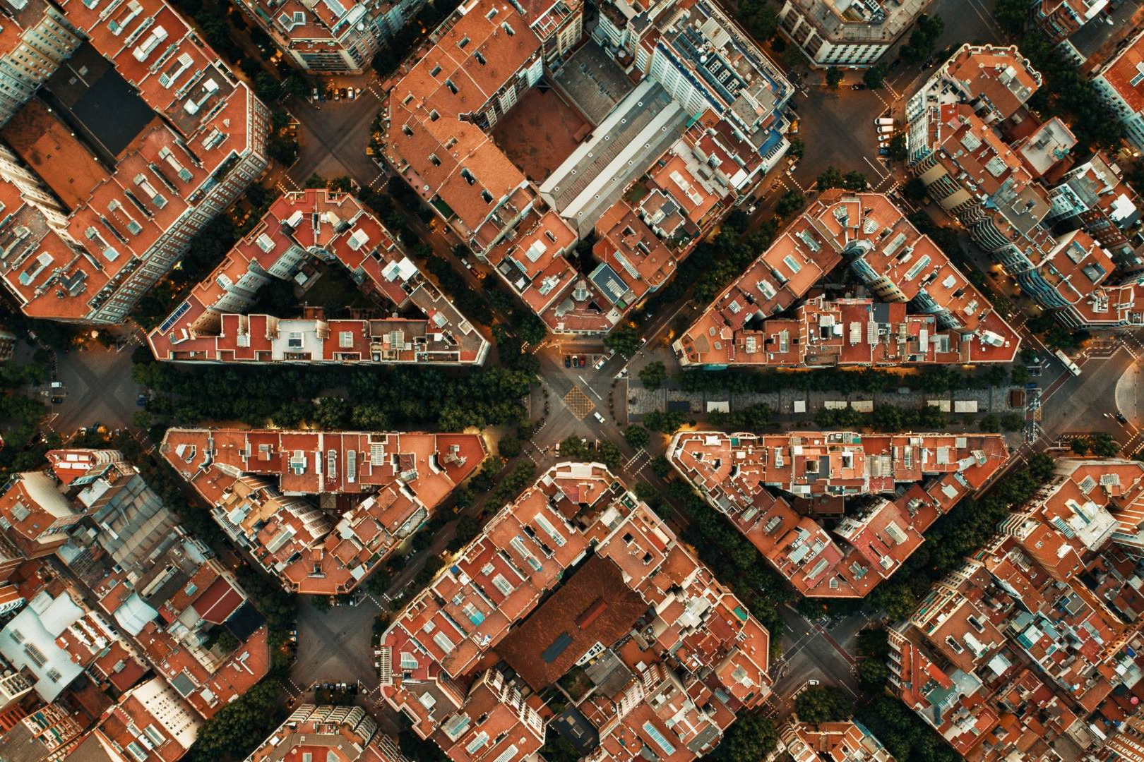 Los impagos en comunidades de vecinos se disparan en Barcelona; cómo algunas fincas los están frenando con éxito