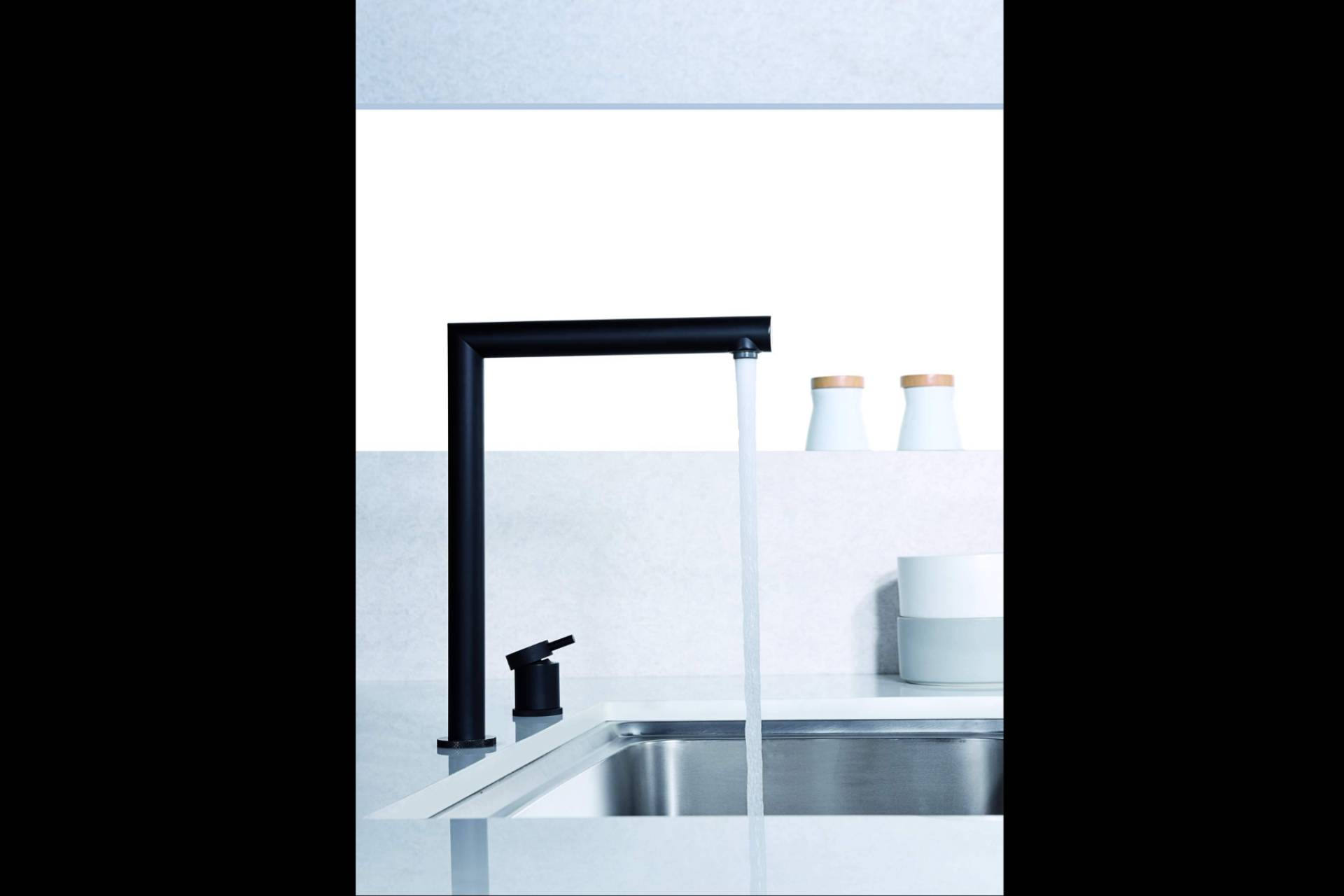 Imex Products presenta su solución de grifería escamoteable para fregadero frente a ventanas