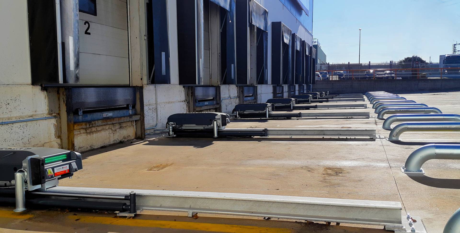 Sistemas de retención de camiones, el nuevo aliado de la seguridad logística en muelles de carga