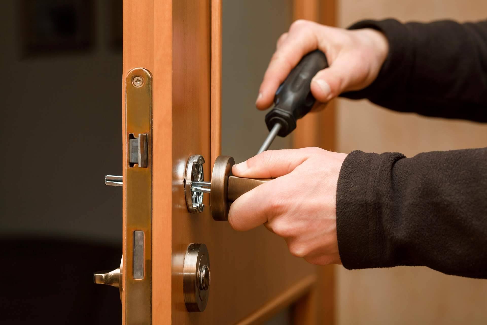 Apertura de puertas, por qué confiar en un técnico cualificado marca la diferencia en situaciones urgentes