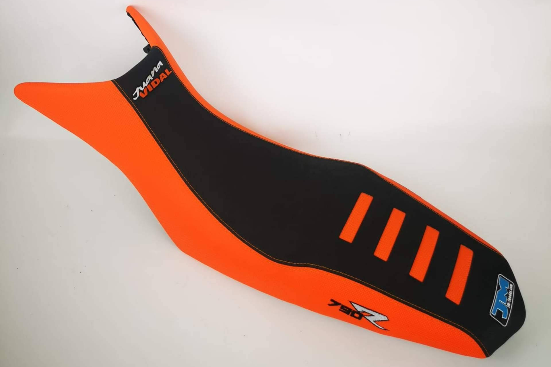 JM-FUNDAS lanza fundas de asiento para motos y quads con grip antideslizante y acabado personalizado