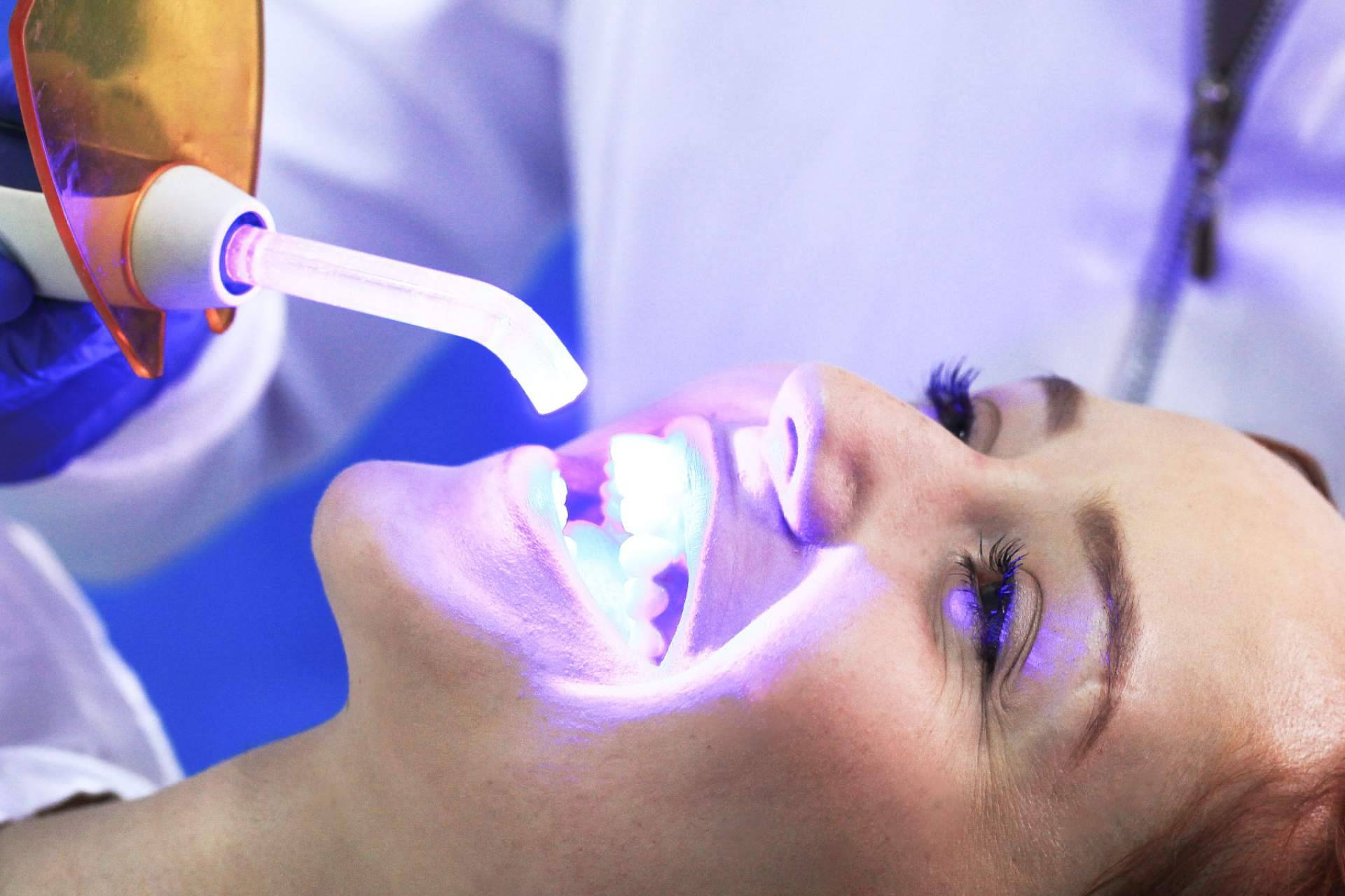Marlon Becerra marca las tendencias 2025 en implantes dentales, ortodoncia y diseño de sonrisa