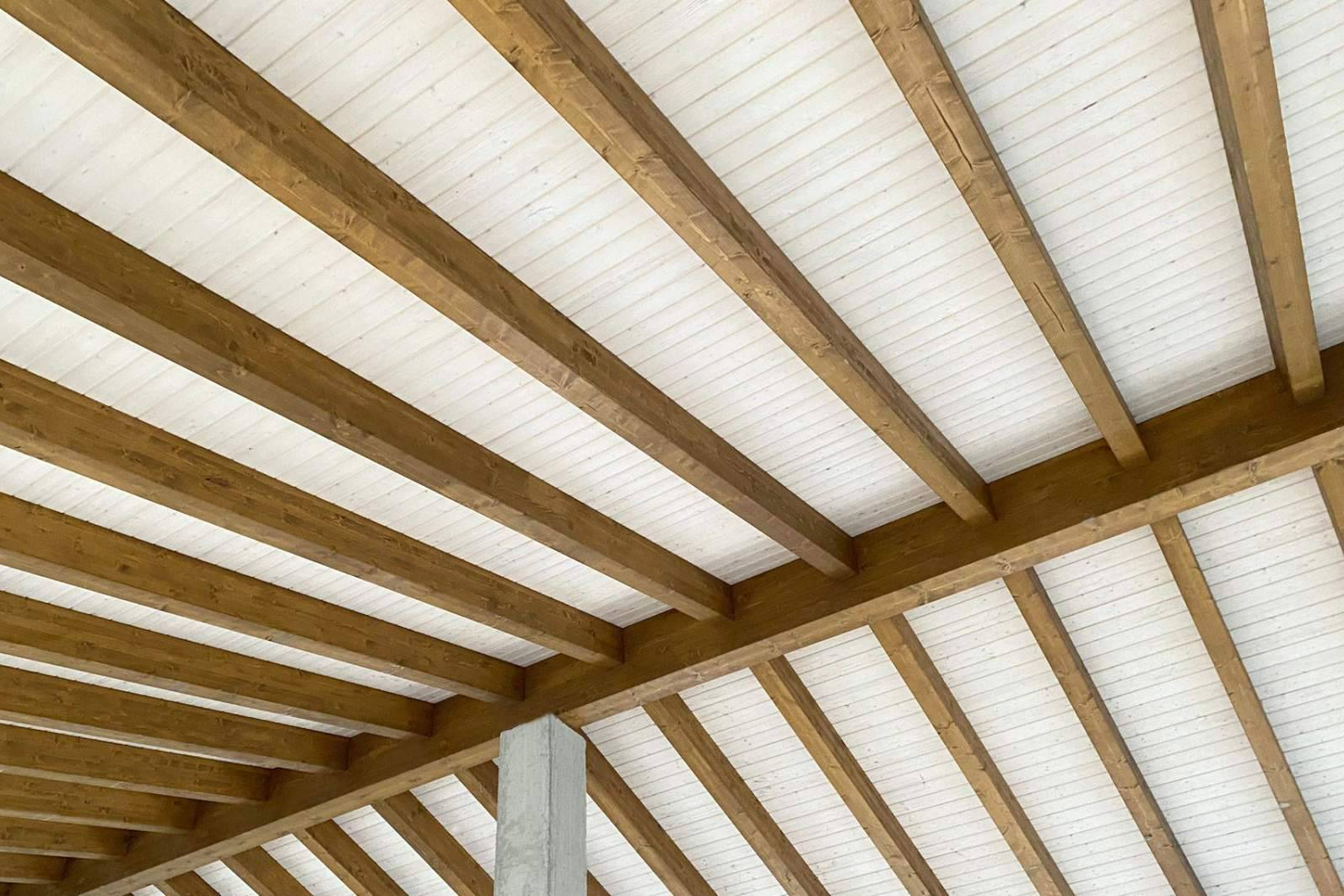Panel sándwich de madera Caliplac; cubiertas aligeradas con aislamiento y friso decorativo