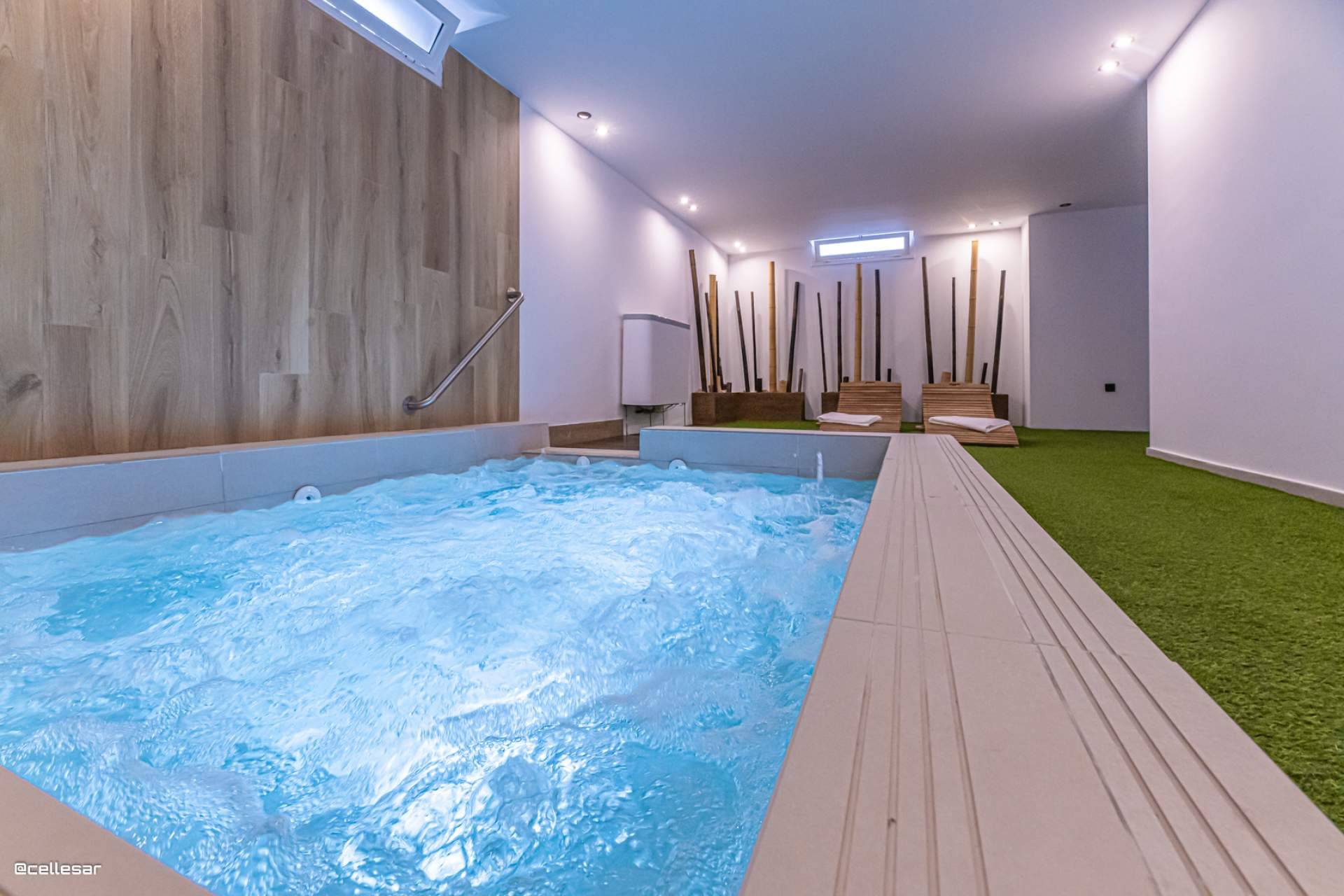 Una villa en alquiler en Sevilla pensada para grupos; 9 baños, jacuzzi y sala de juegos