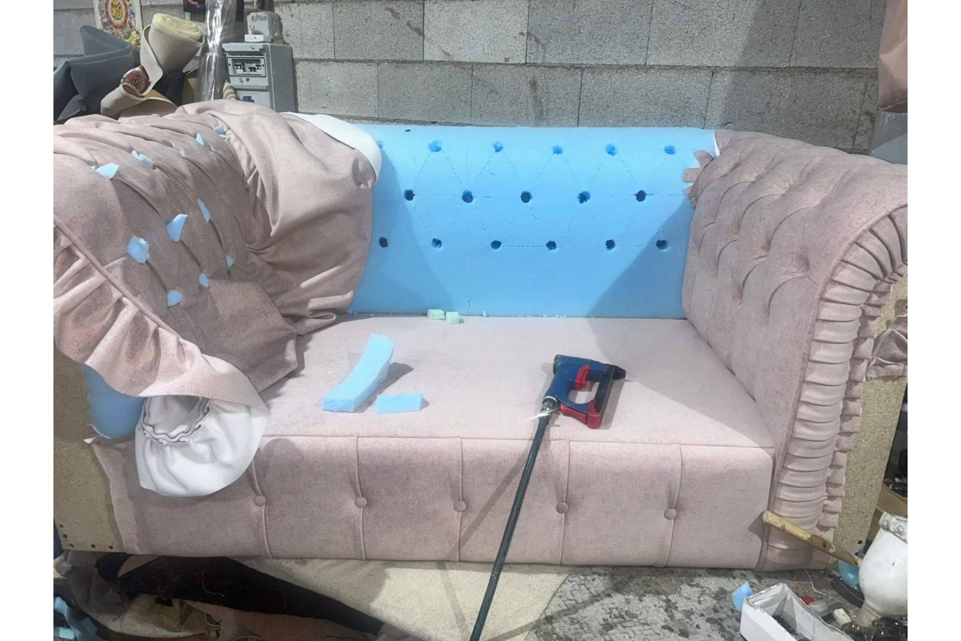 Renovar muebles sin comprar nuevos; guía práctica con tapicero a domicilio Madrid para sofás, sillas y cabeceros