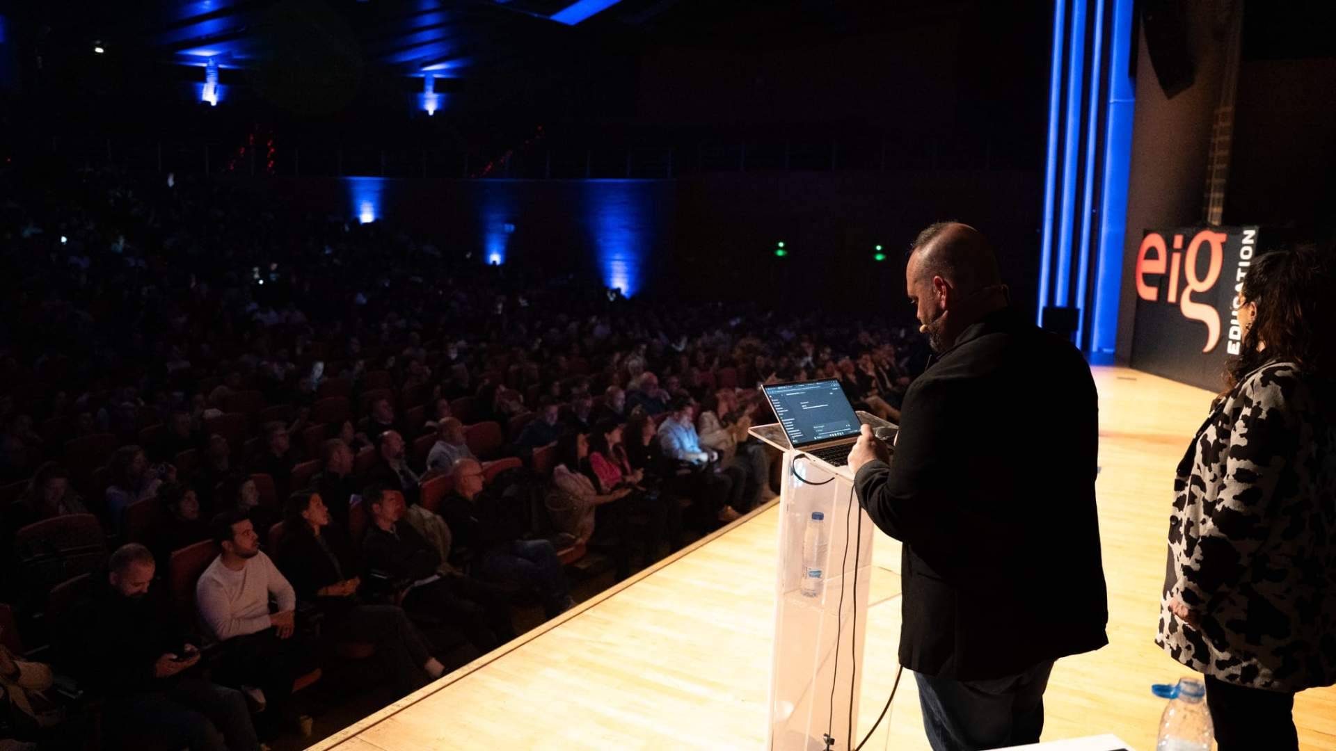 Antonio del Águila reúne a 2.000 asistentes en Granada con una formación de IA aplicada a la empresa