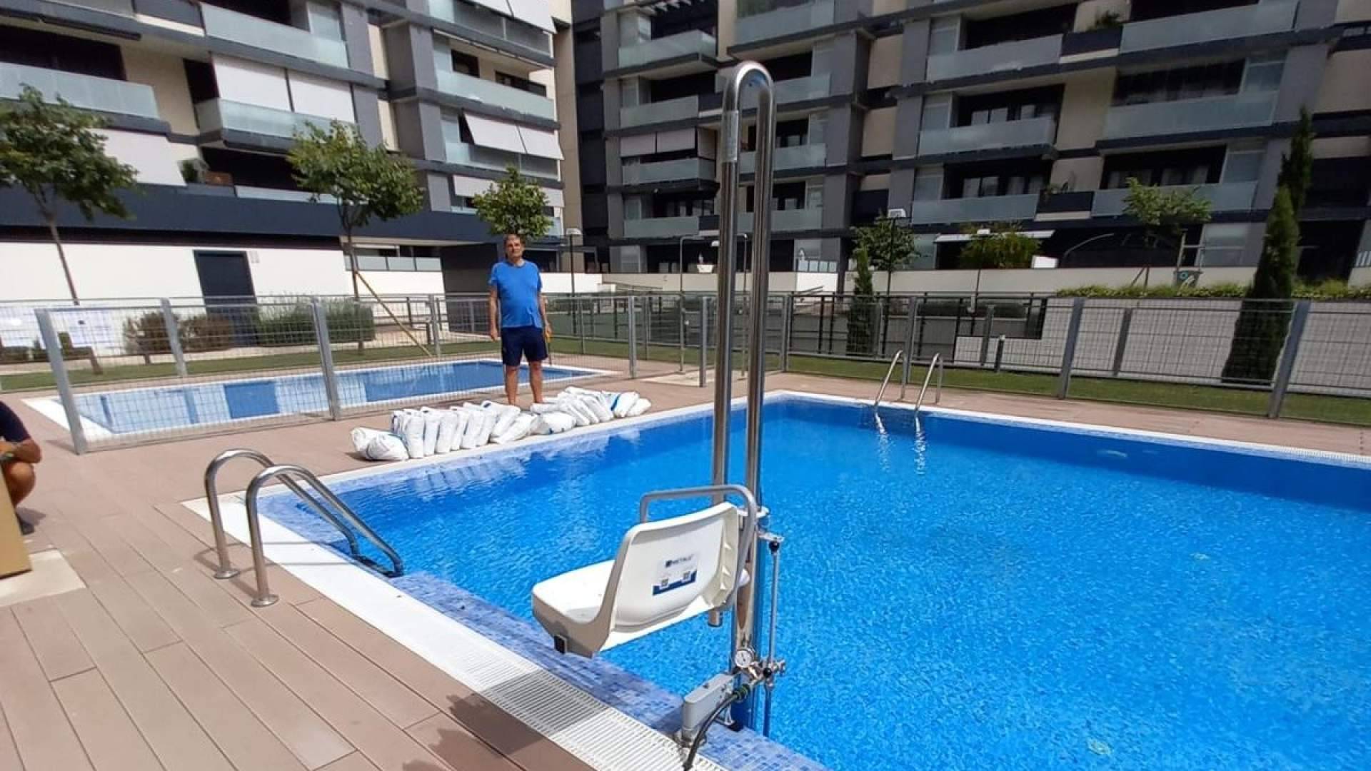 Grúas de piscina en Madrid, una opción eficaz para facilitar el acceso en piscinas comunitarias en verano