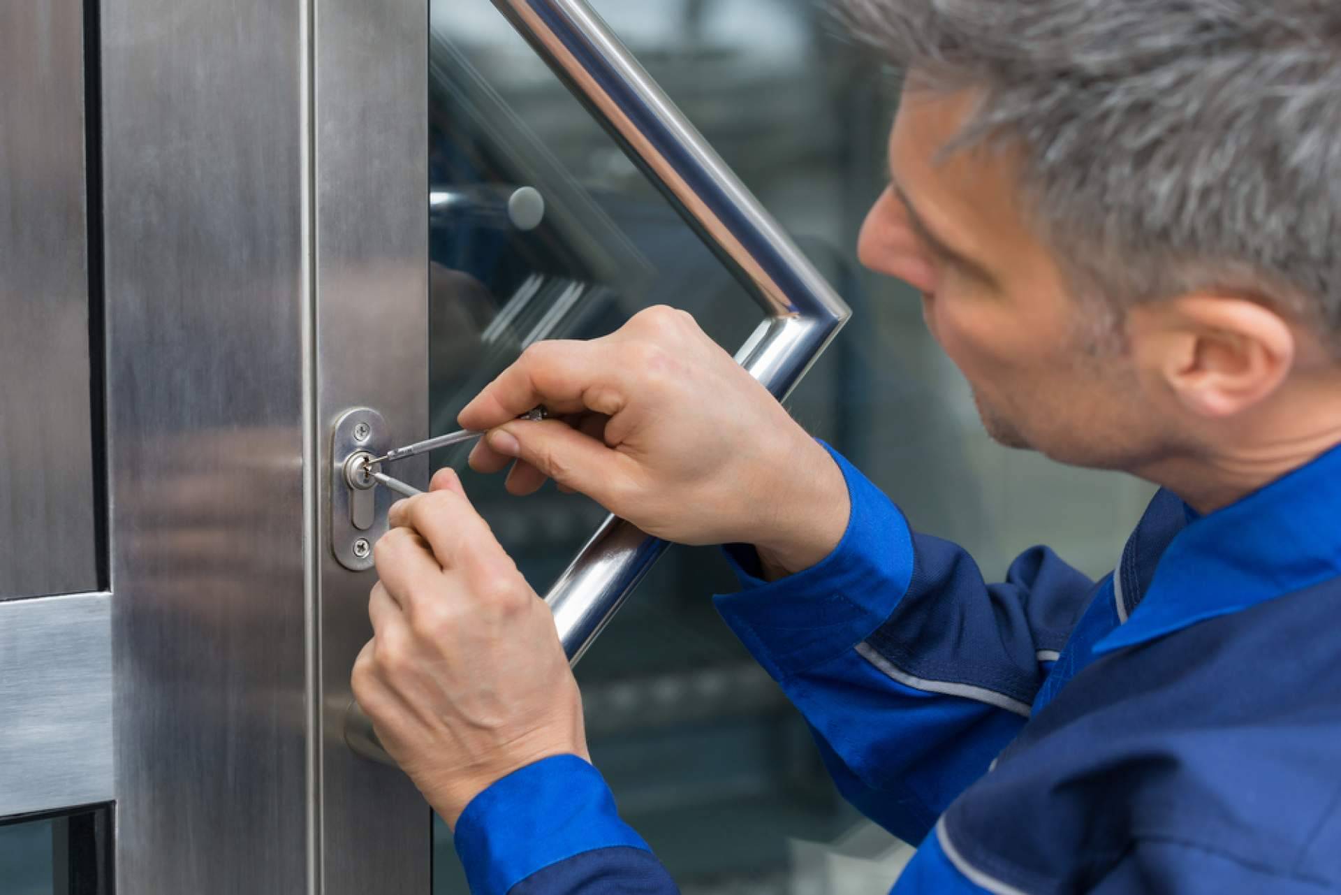 Reparaciones 10 ofrece servicios de cerrajería y reparación de persianas en Alicante y Elche