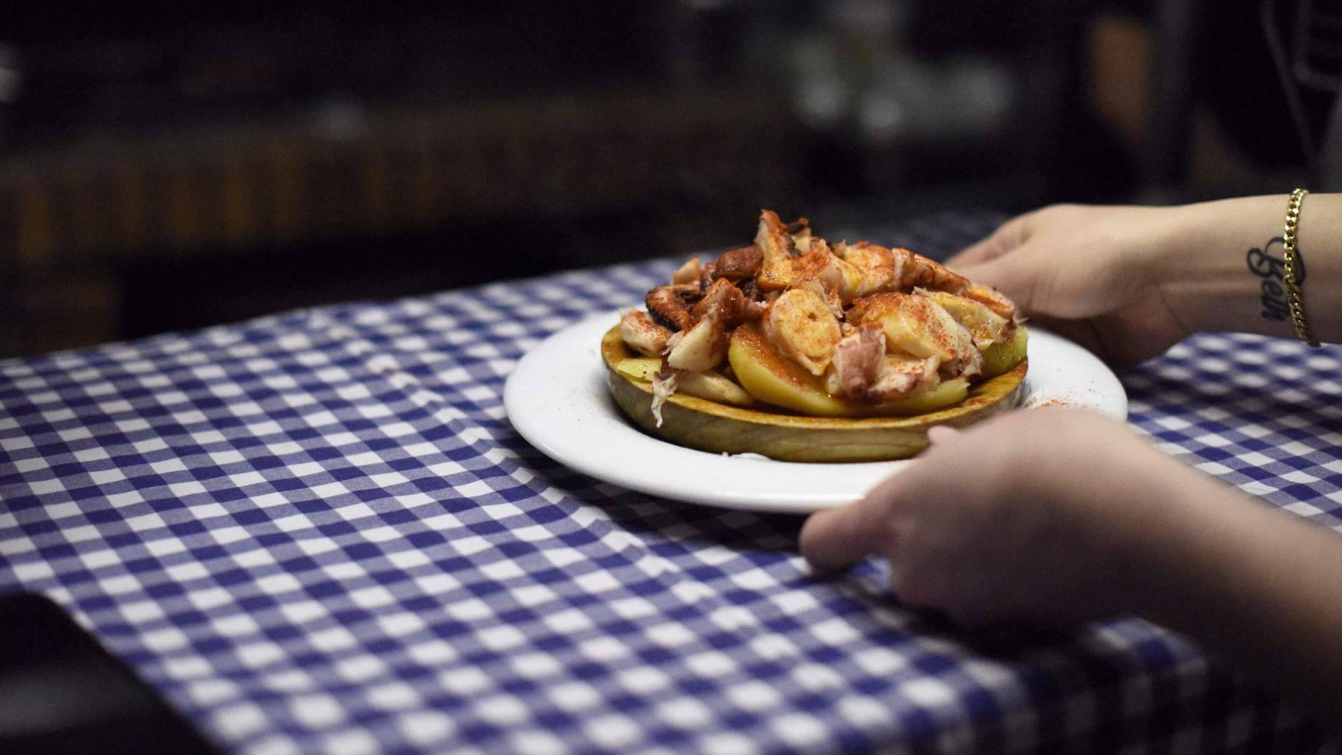 Pasa Tapas demuestra que la cocina tradicional catalana sobrevive a las modas en el corazón del litoral barcelonés