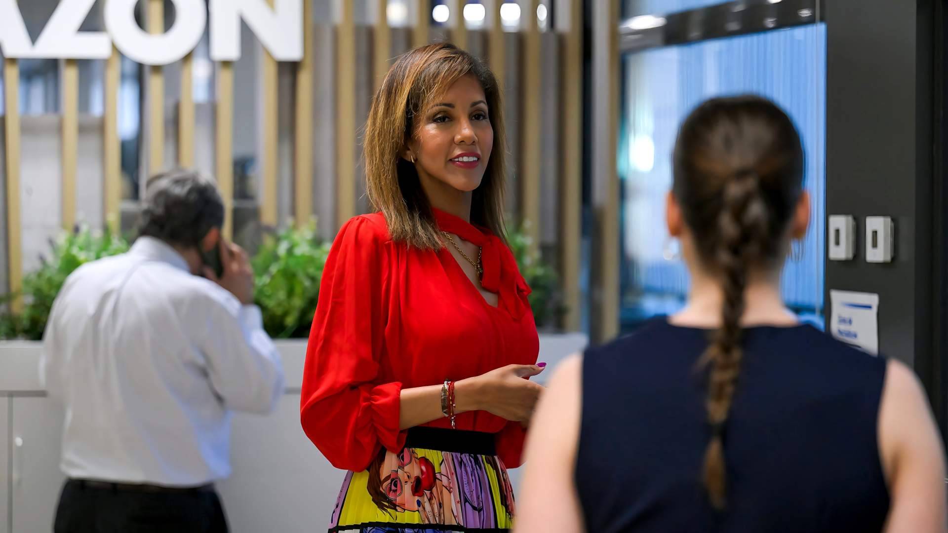 Shelly Ramírez Pino, la gran conectora del mundo ecuestre en España, cuya influencia redefine la comunicación en la hípica