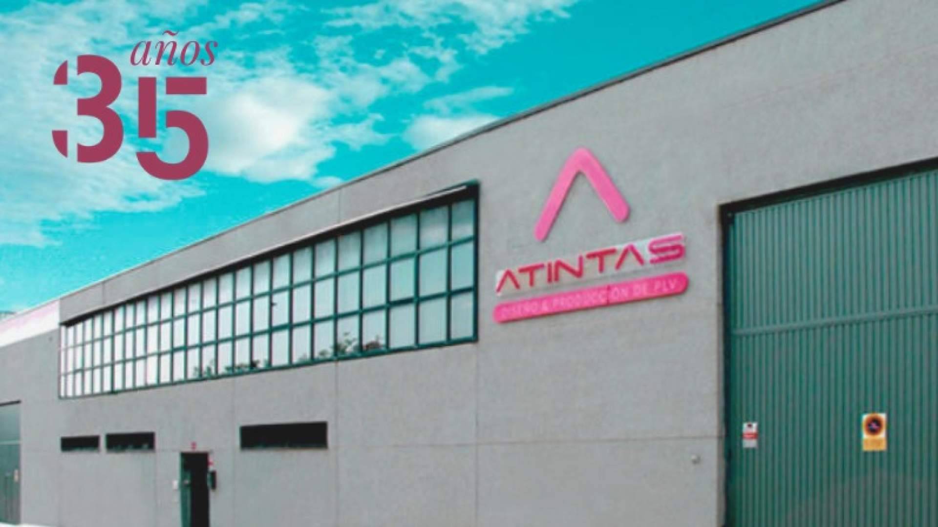 Atintas celebra 35 años como referente en expositores publicitarios y soluciones PLV en España