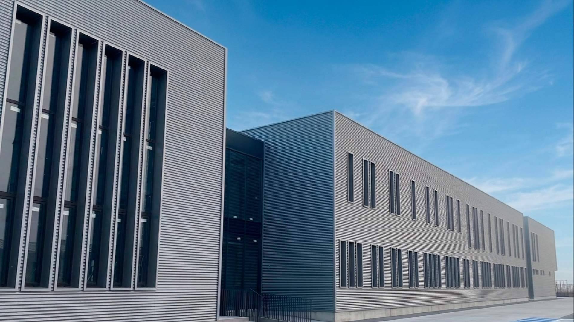 Cerramientos de gran dimensión, las claves técnicas para elevar la resistencia y el confort en naves industriales