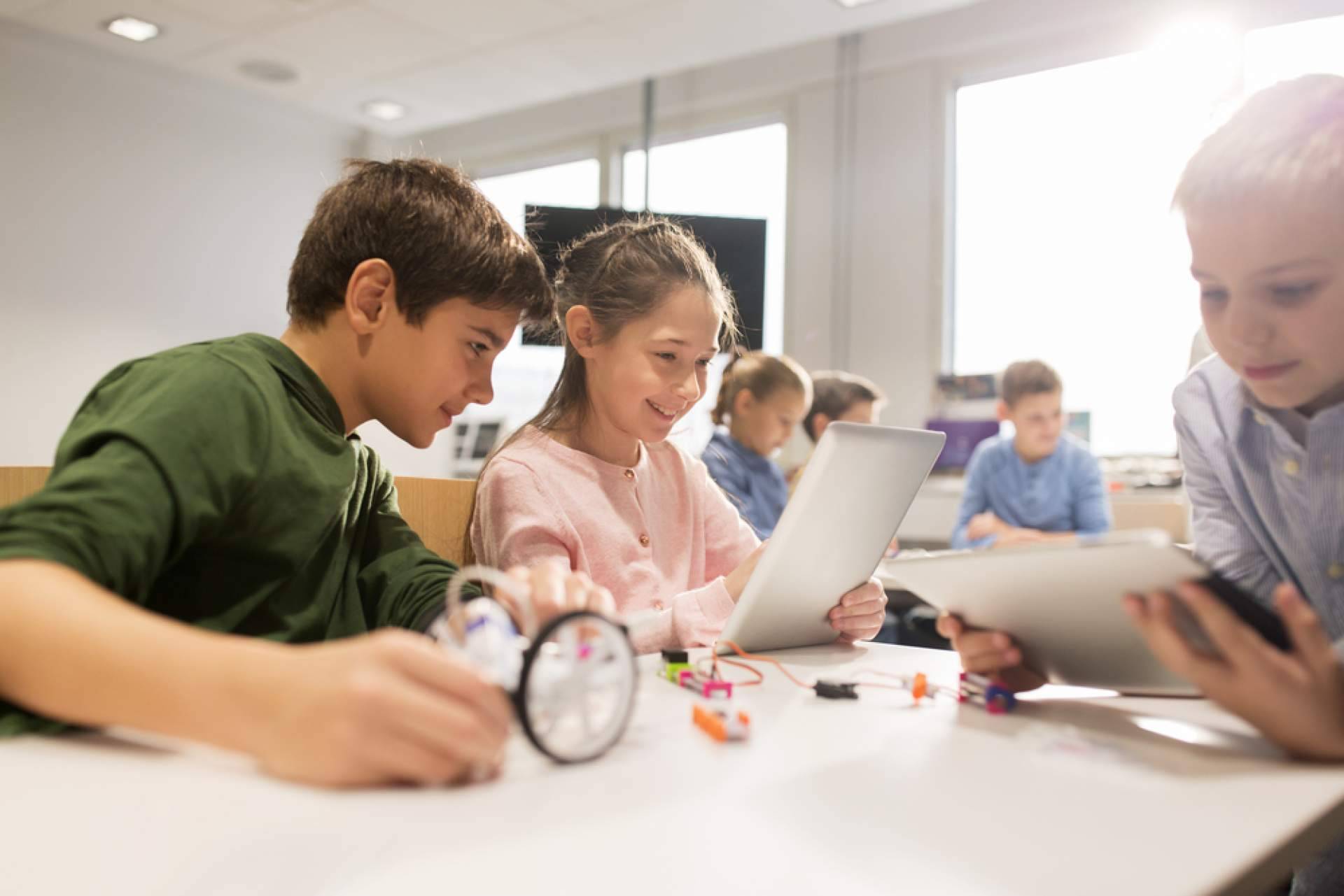 Cómo los campamentos tecnológicos ayudan a niños y jóvenes a desarrollar habilidades STEAM y creatividad en vacaciones