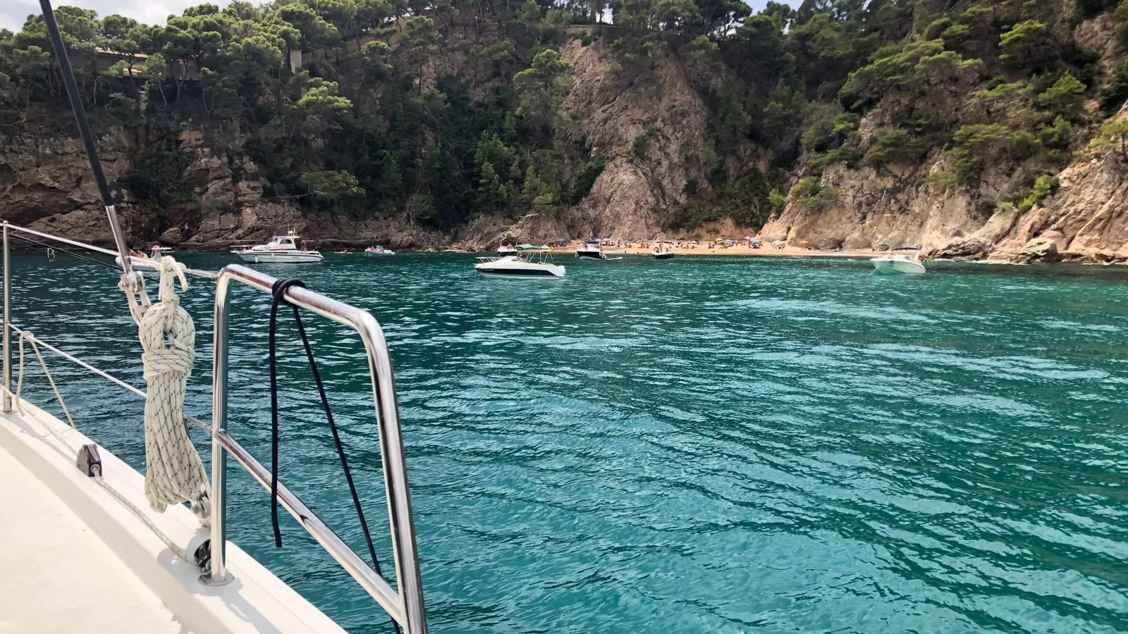 Navegar desde Barcelona hacia la Costa Brava, Sitges o Baleares; la experiencia de Sondevela