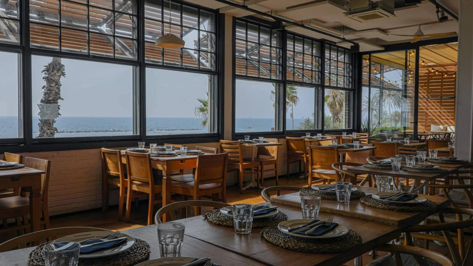 Un restaurante en la Barceloneta para compartir paellas y tapas durante las vacaciones en Barcelona