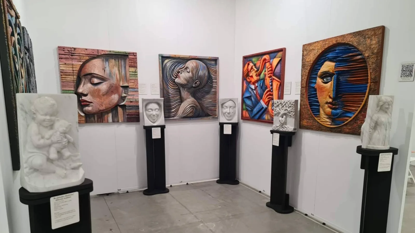 La obra de Antonio Gea Pérez despierta el interés del público en Art World Marbella 2026